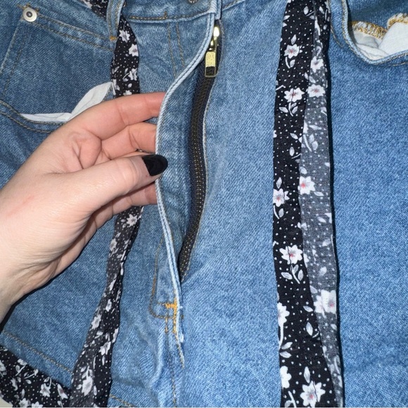 Women’s Vintage 90’s High Waisted Daisy Duke Denim Shorts Floral Detail Size 5/6 - Picture 13 of 16
